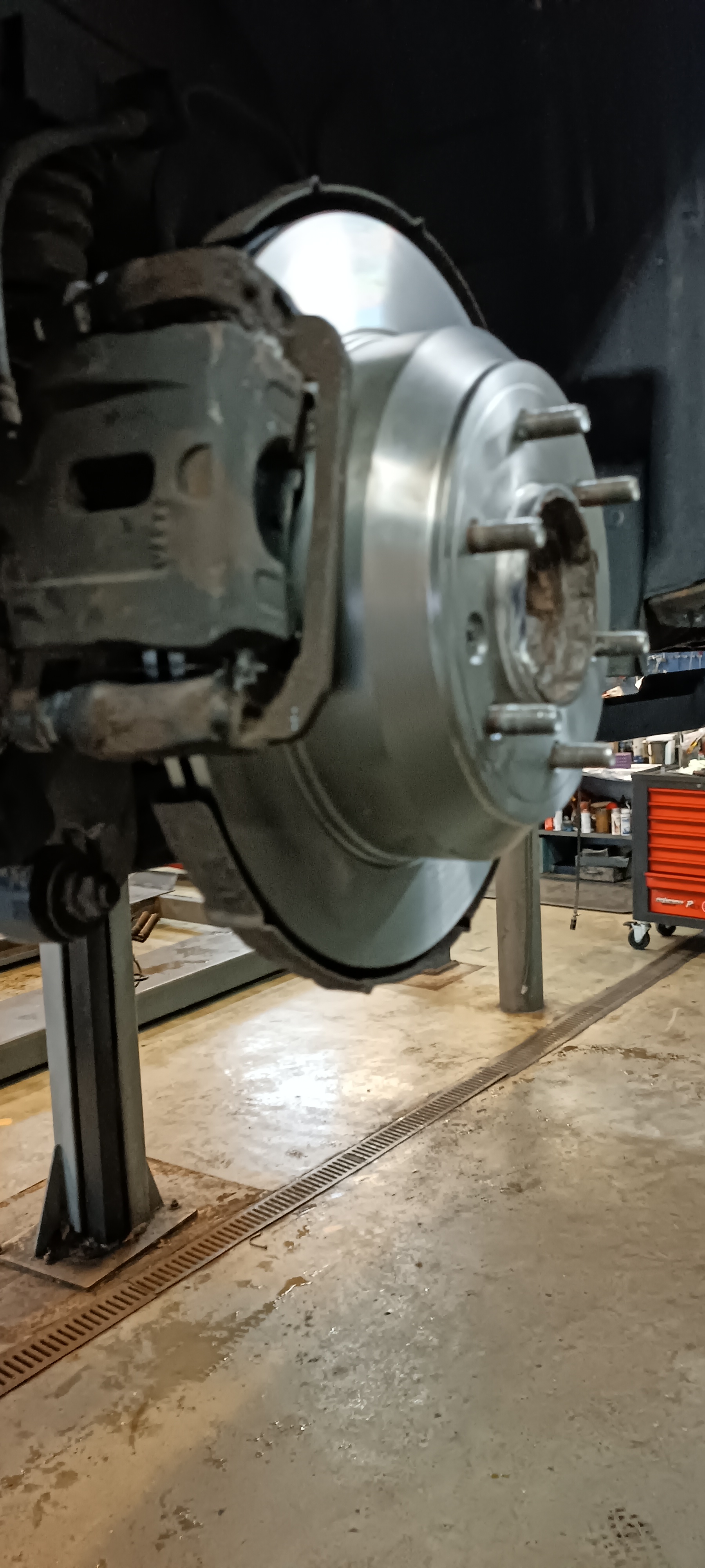 Bremsscheibe und Bremssattel in der Werkstatt von REICHERT KFZ-Technik